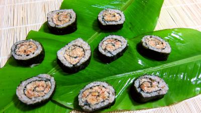 riz : Sushis aux gambas sur feuilles de bananier