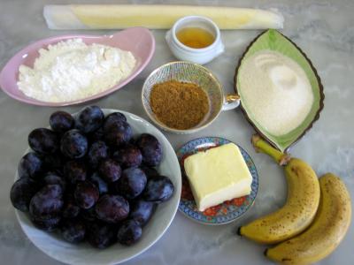 Ingrédients pour la recette : Crumble aux prunes et aux bananes