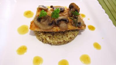 Noël : Assiette d'éffilochés de truite et son quinoa en risotto aux champignons