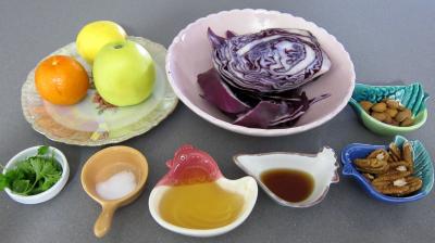 Ingrédients pour la recette : Chou rouge aux pommes et crudités