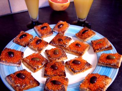 Poissons : Assiette de canapés aux oeufs de truite