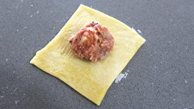 Noël : Assiette de capelleti de leur potage de champignons et laitue