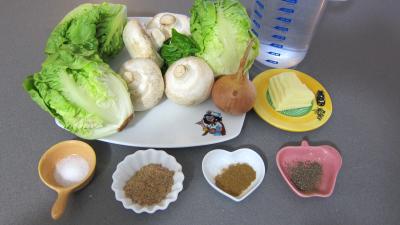 Ingrédients pour la recette : Capelletis et son velouté champignons et laitues