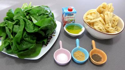 Ingrédients pour la recette : Epinards à la crème fondante et tagliatelles