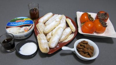 Ingrédients pour la recette : Kakis en trifle aux amandes