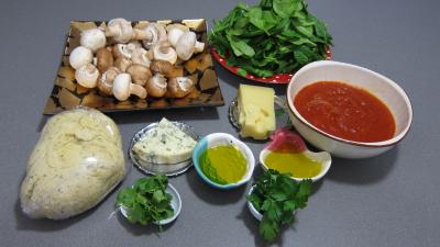 Ingrédients pour la recette : Pizza aux épinards et aux champignons
