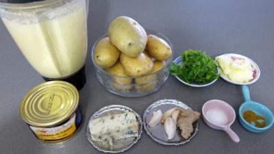 Ingrédients pour la recette : Crêpes farcies aux gésiers confits et pommes de terre