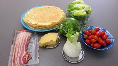 Ingrédients pour la recette : Crêpes en salade aux légumes variés