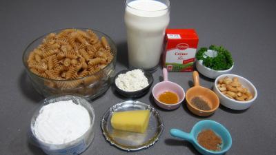 Ingrédients pour la recette : Torsades gratinées à la béchamel et aux cacahuètes