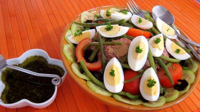 thon rouge : Saladier de salade niçoise et sa sauce