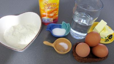 Ingrédients pour la recette : Pets de nonne faciles
