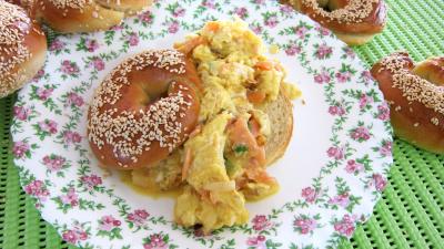 plat complet : Assiette d'oeufs brouillés au saumon fumé et son bagel