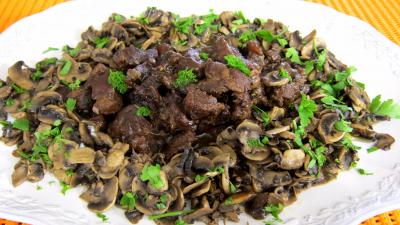 fond de veau : Assiette de ragoût de boeuf au champignons à la juive