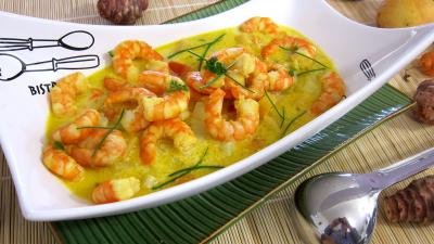noix de coco : Soupière de soupe de gambas à la crème de coco