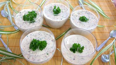Fromages : Verrines de panna cotta au chèvre et aux noisettes