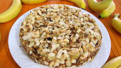 Amande effilée : Assiette de gâteau aux amandes et aux bananes