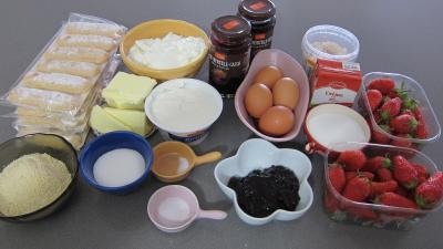 Ingrédients pour la recette : Gâteau aux fromages à la purée fraises, myrtilles, cassis Vitabio