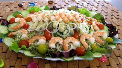 salade : Assiette ce couscous, légumes, fines herbes et crevettes