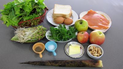 Ingrédients pour la recette : Roulades de saumon fumé et sa salade