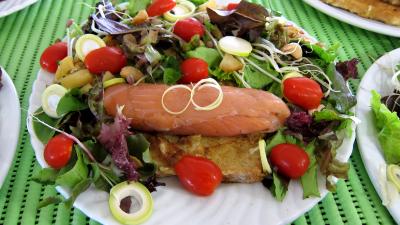 salade : Assiettes de roulades de saumon fumé et sa salade