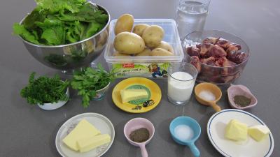 Ingrédients pour la recette : Laitue et pommes de terre en purée et ses coeurs de canard