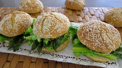 plat complet : Plat d'hamburgers au cabillaud et aux asperges