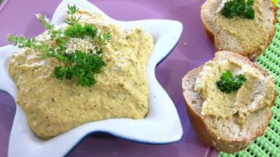 piment d'espelette : Ramequin d'houmous sur du pain frais
