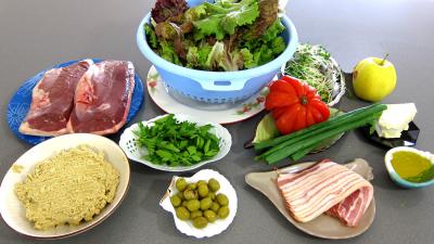 Ingrédients pour la recette : Magrets en brochettes à la plancha en salade