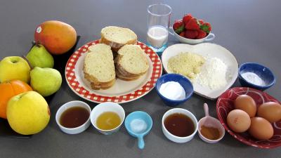 Ingrédients pour la recette : Pain perdu et ses brochettes de fruits à la plancha