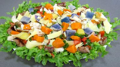 huile d'arachide : Assiette de salade de pommes de terre bleue d'Artois ou Valfi