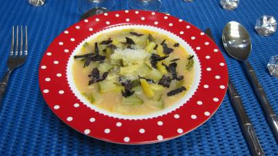 Cuisine diététique : Assiette de soupe de courgettes au micro-ondes