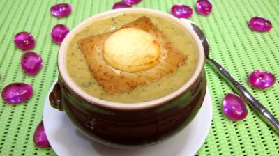 Image : Bol de velouté de courgette au chèvre chaud