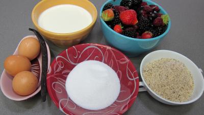 Ingrédients pour la recette : Glace aux noisettes et fruits rouges