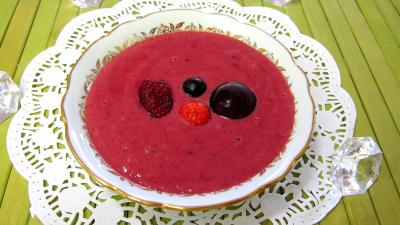 jaune d'oeuf : Ramequin de crème anglaise aux fruits rouges