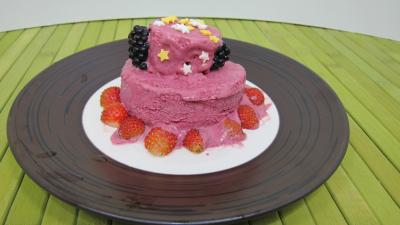 Desserts : Assiette de glace aux noisettes et fruits rouges