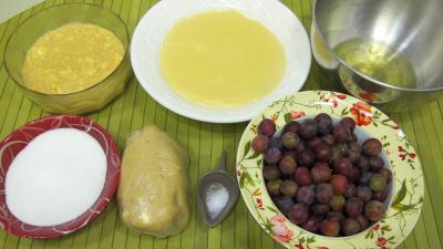 Ingrédients pour la recette : Tarte meringuée aux petites prunes