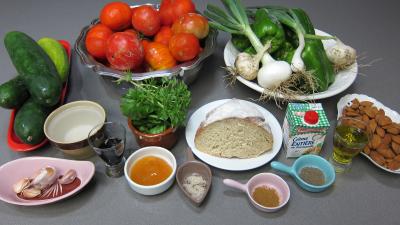 Ingrédients pour la recette : Gazpacho andalou aux poivrons verts