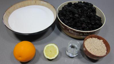Ingrédients pour la recette : Gelée de mûres aux noisettes