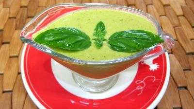 sauce pour oeuf : Saucière de crème au basilic et mascarpone