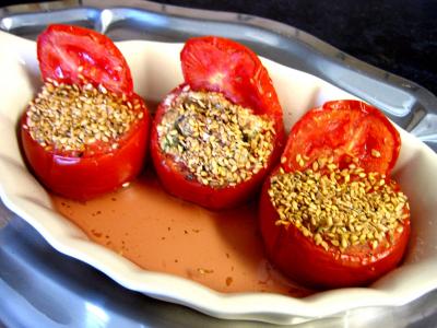 vin rosé : Plat de tomates farcies au tofu