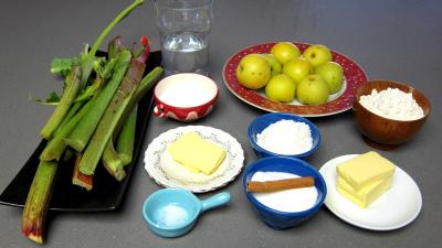 Ingrédients pour la recette : Crumble à la rhubarbe et nashis