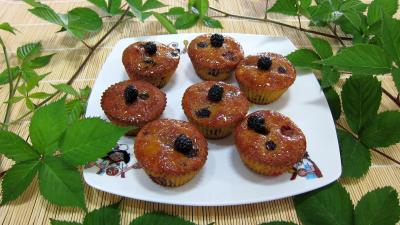 four : Assiette de cupcakes aux nashis et mûres