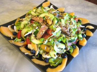 tomate : Plat de salade de melon aux graines de tournesol