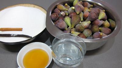 Ingrédients pour la recette : Figues confites aux épices