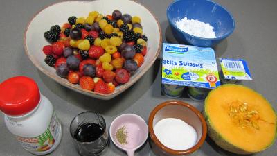 Ingrédients pour la recette : Fruits rouges et fruits d'été aux petits suisses