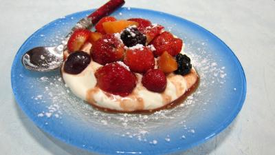 sucre en poudre : Assiette de fruits rouges et d'été aux petits suisses