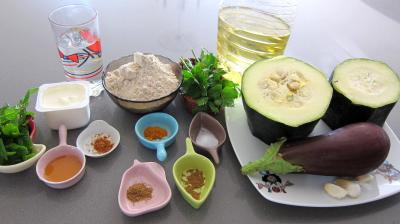 Ingrédients pour la recette : Pakoras ou beignets de courgette et aubergine