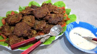 beignets salés : Plat de pakoras ou beignets de courgette et aubergine