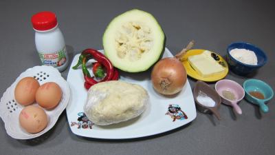 Ingrédients pour la recette : Tarte aux courgettes et piment doux