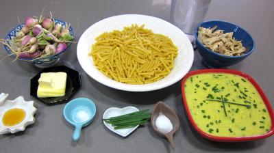 Ingrédients pour la recette : Maccheroni au poulet, navets et coulis de courgette